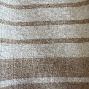 Red and white Eri Silk stripes Tohora. Soie Eri rouge et blanche. Soie de la paix Eri