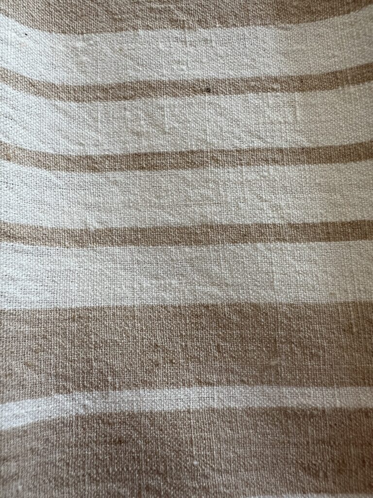 Red and white Eri Silk stripes Tohora. Soie Eri rouge et blanche. Soie de la paix Eri