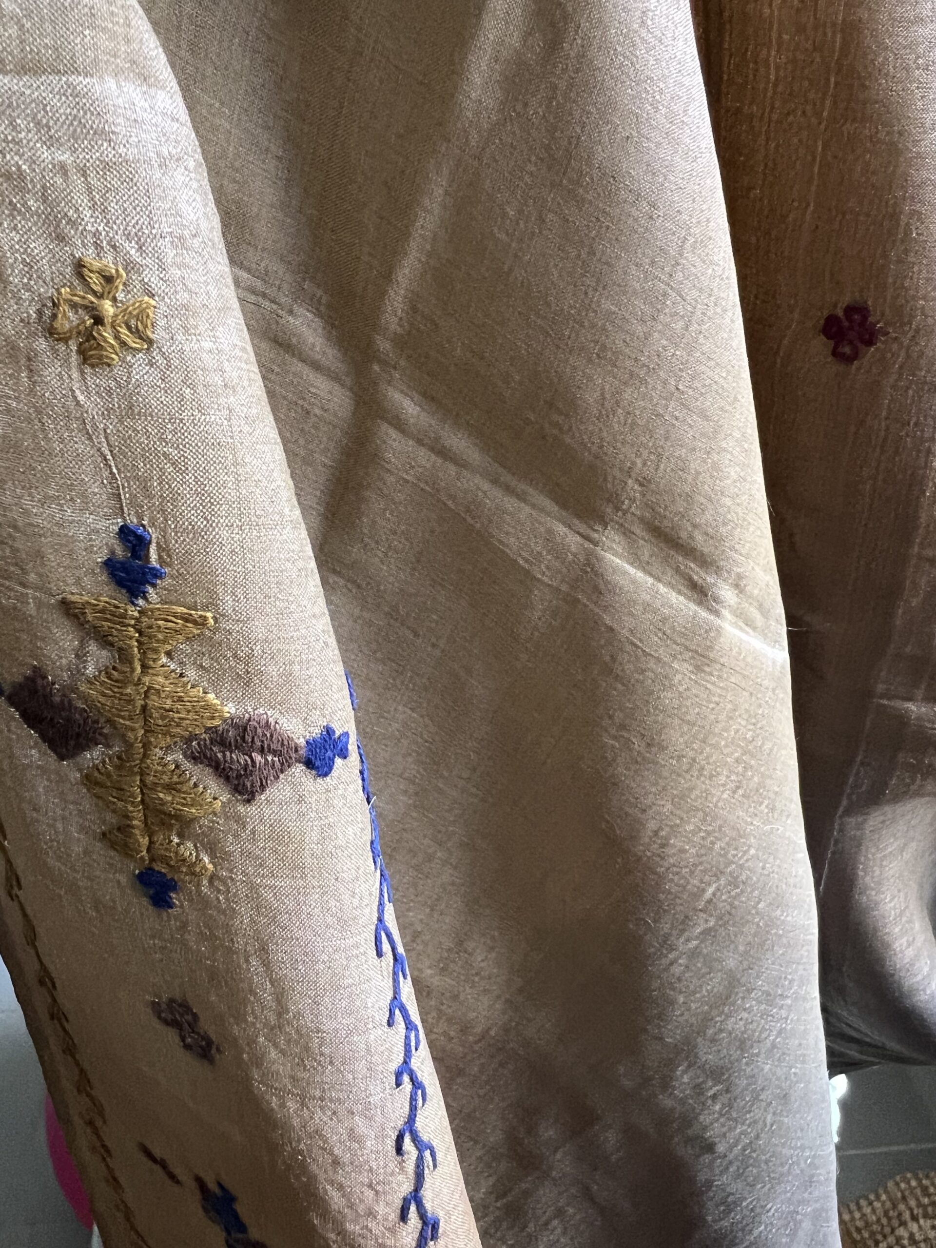 Etole en soie naturelle Tussar tissée main teintes naturelles et broderies main ultra légère | Tohora Luxembourg