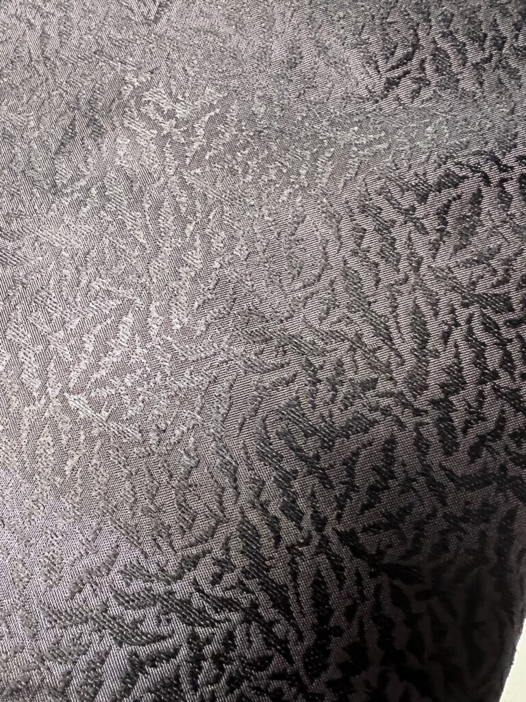 Tanchoi en soie noire motifs modernes tissés main méthode ancestrale Benares | Tohora