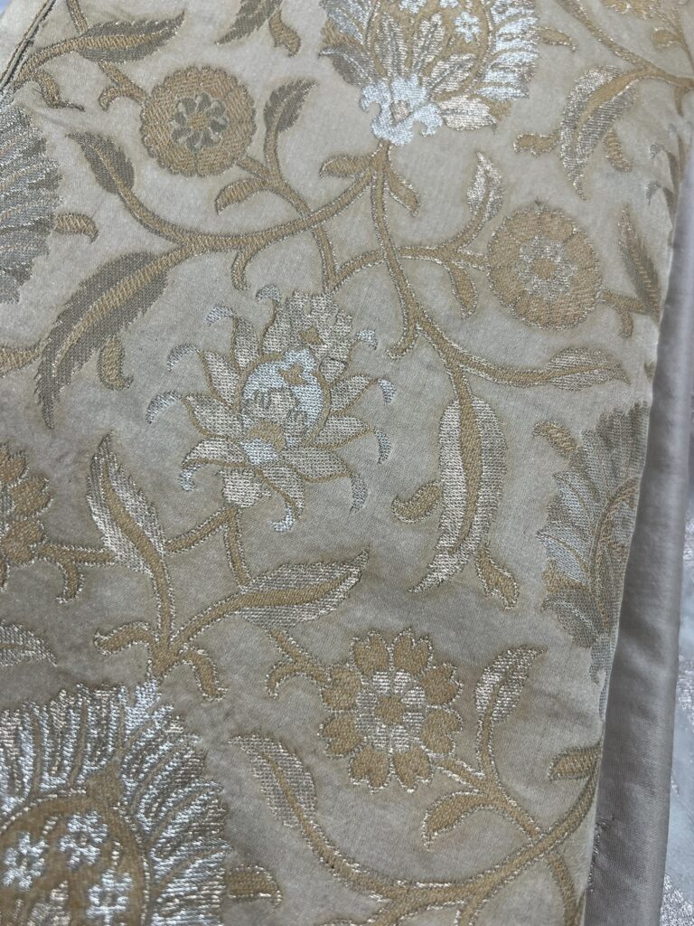 Soie Tissé main motifs en Zari doré et argenté méthode ancestrale Benares | Tohora