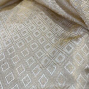 Soie de murier Tissée main méthode Benares avec Zari dorés | Tohora