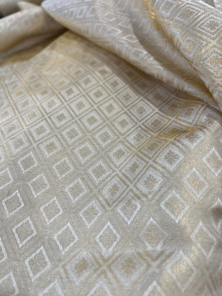 Soie de murier Tissée main méthode Benares avec Zari dorés | Tohora