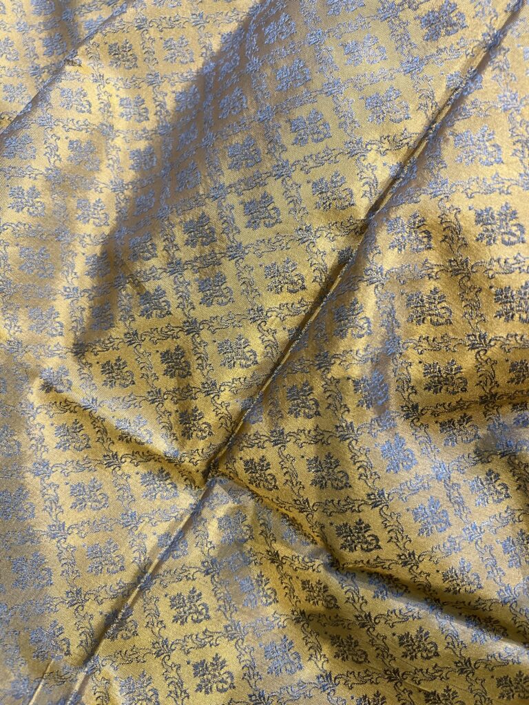 Tanchoi en soie jaune et motifs gris tissé main avec la méthode ancestrale Benares | Tohora