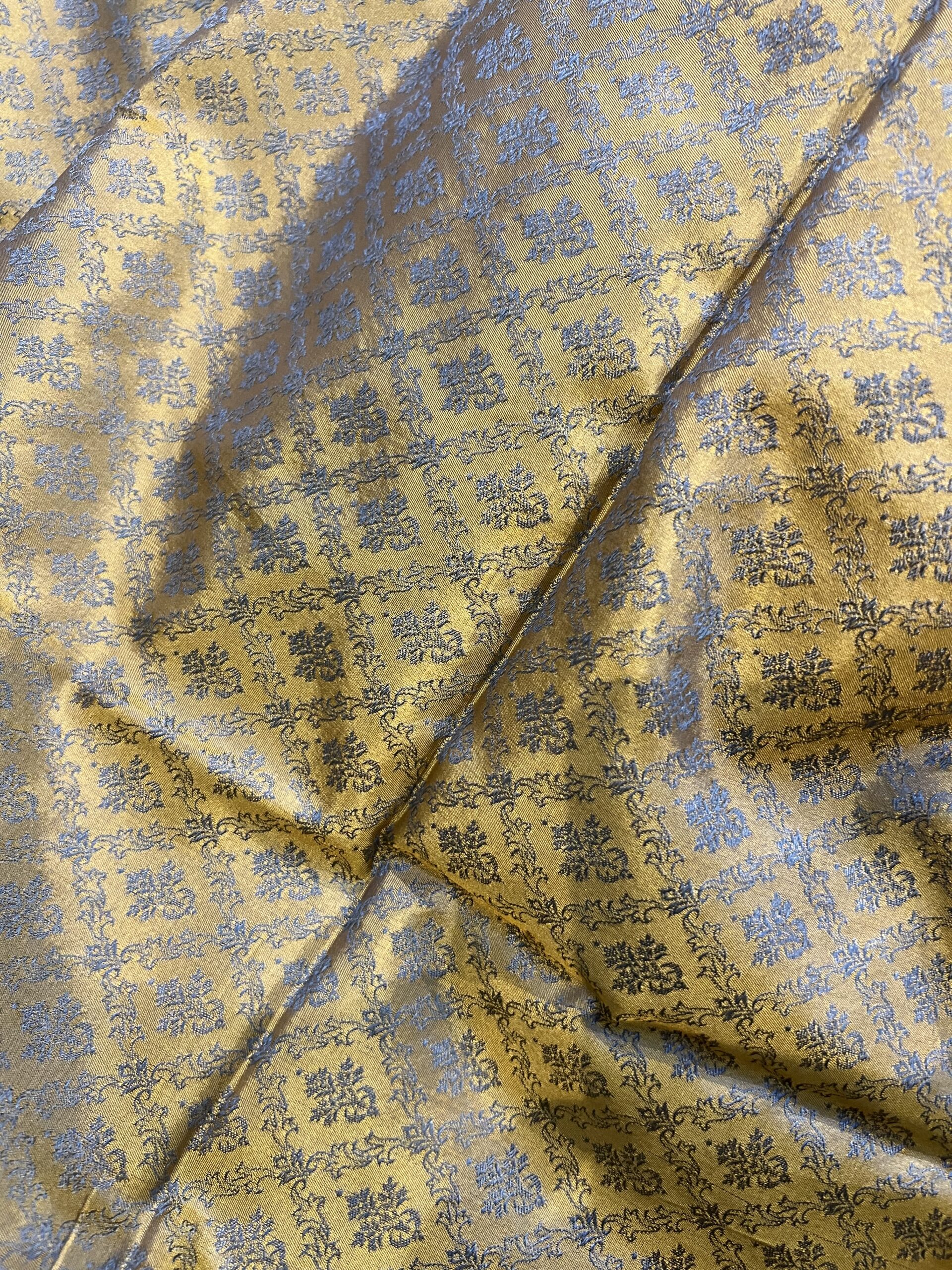 Tanchoi en soie jaune et motifs gris tissé main avec la méthode ancestrale Benares | Tohora