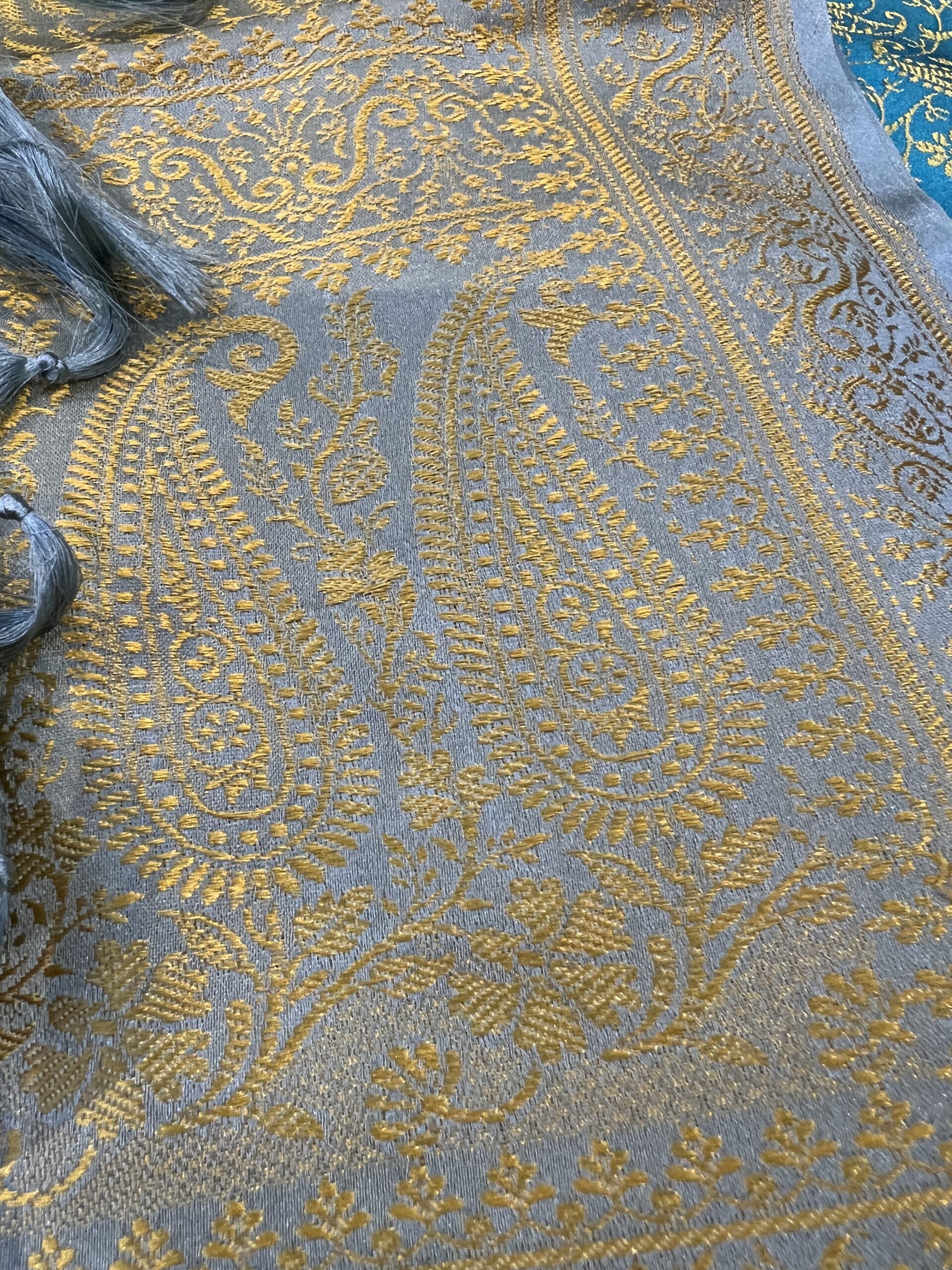 Tanchoi en soie de murier bleu et grands paisley jaune méthode Benares | Tohora