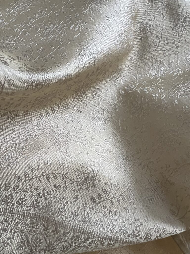 Tanchoi de soie de murier motifs ton sur ton tissé main dans les ateliers Indiens à Benares | Tohora