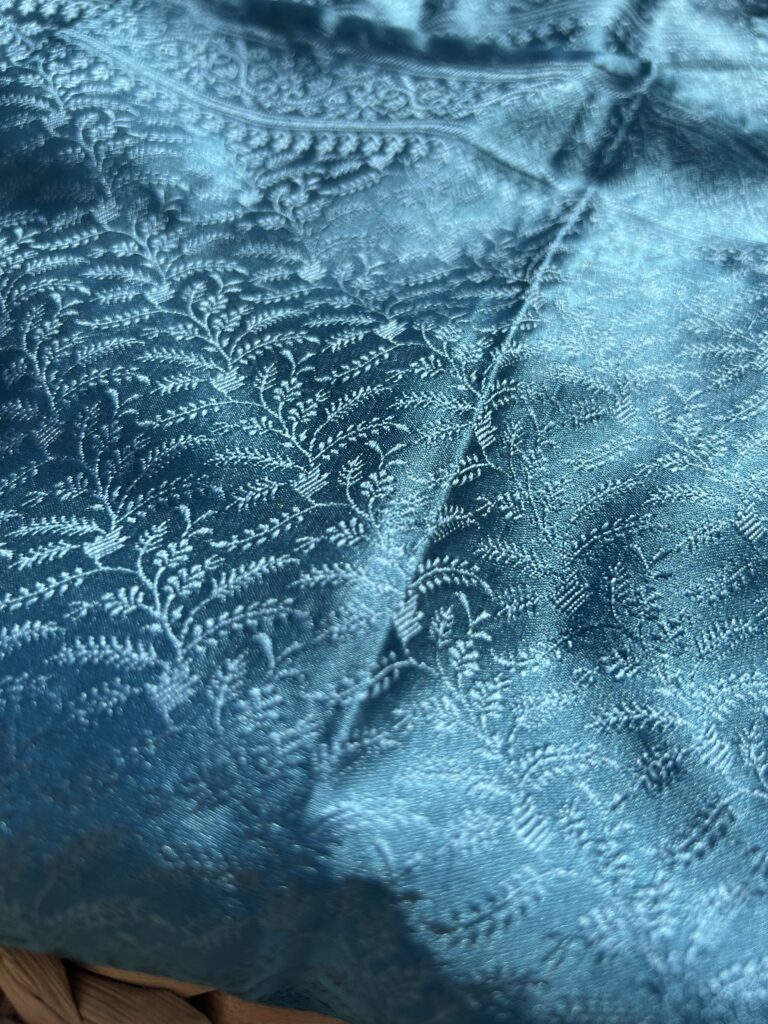 Carré Précieux Soie Tissé main 55 – Brin de Sagesse Bleu Intense
