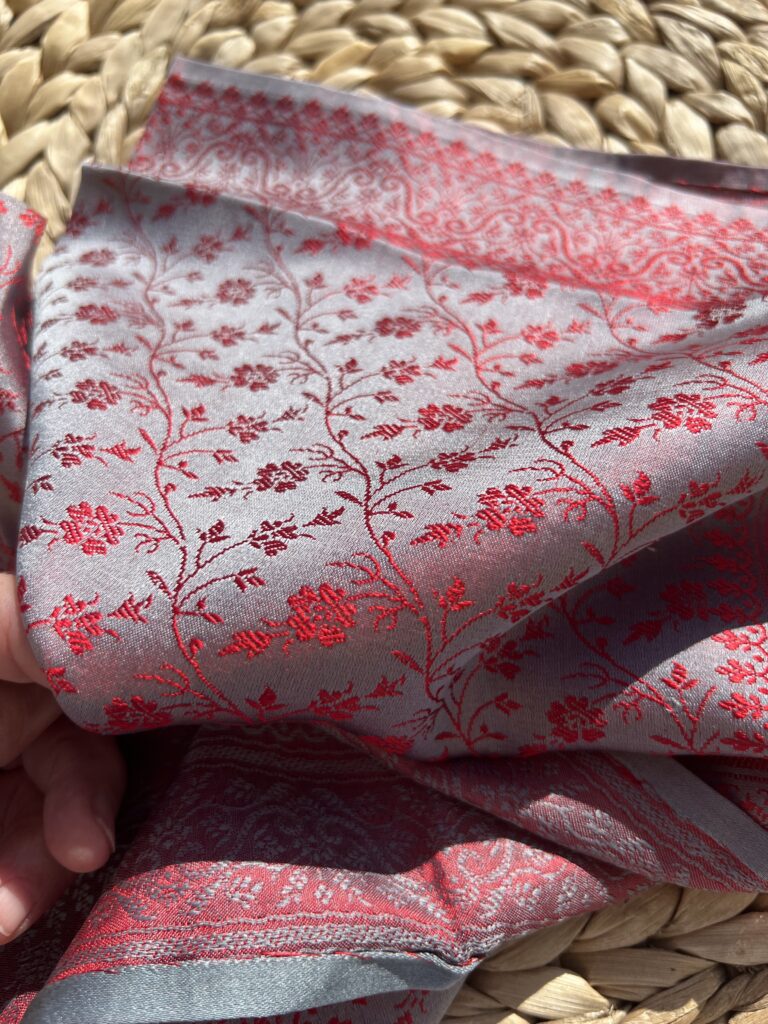 Carré Précieux soie tissé main 55 – Florelle Rouge & Argent