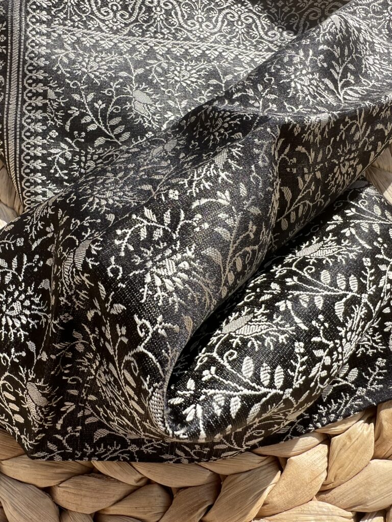 Carré Précieux Soie Tissé main 55cm – Grenat Sauvage Noir | Tohora