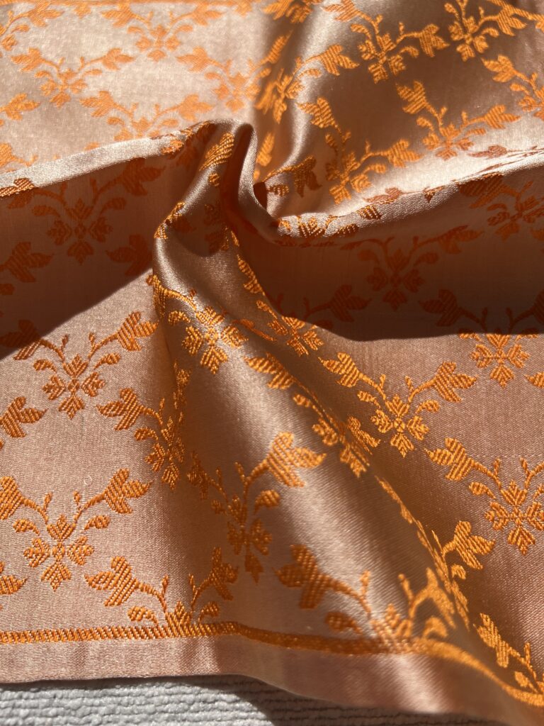 Carré de poche précieux Tohora 26 cm en soie de mûrier orange abricot avec motifs de guirlandes de fleurs mandarine tissées main