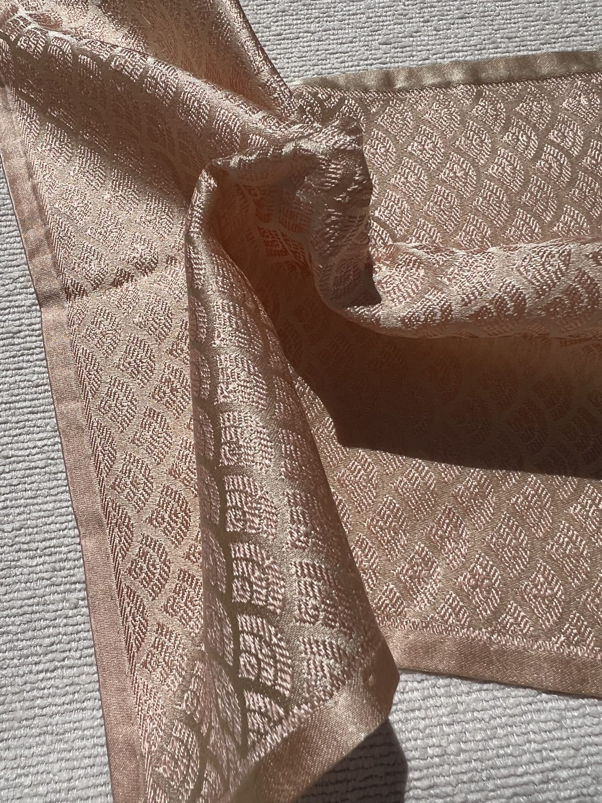 Carré de poche précieux Tohora 26 cm en soie de mûrier couleur pêche saumonée avec motifs de feuilles texturées en relief tissées main