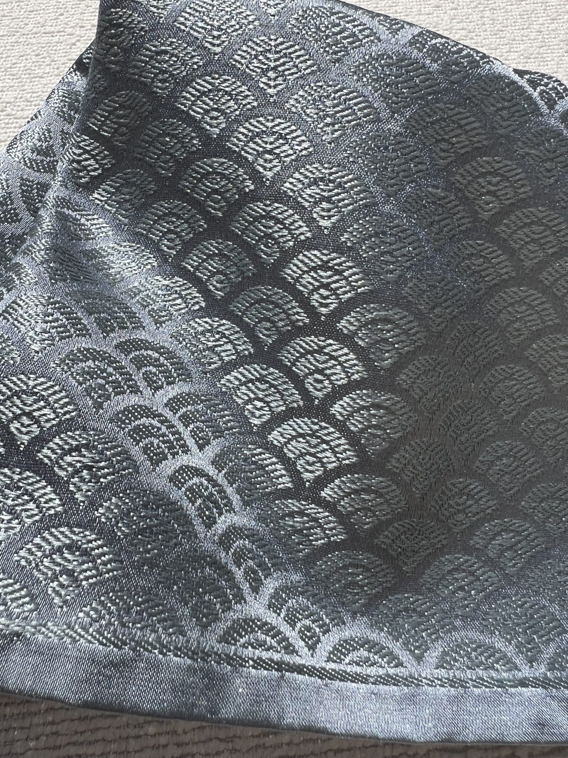 Carré de poche précieux Tohora 26 cm en soie de mûrier gris étain aux reflets argentés avec motifs d'éventails géométriques tissés main