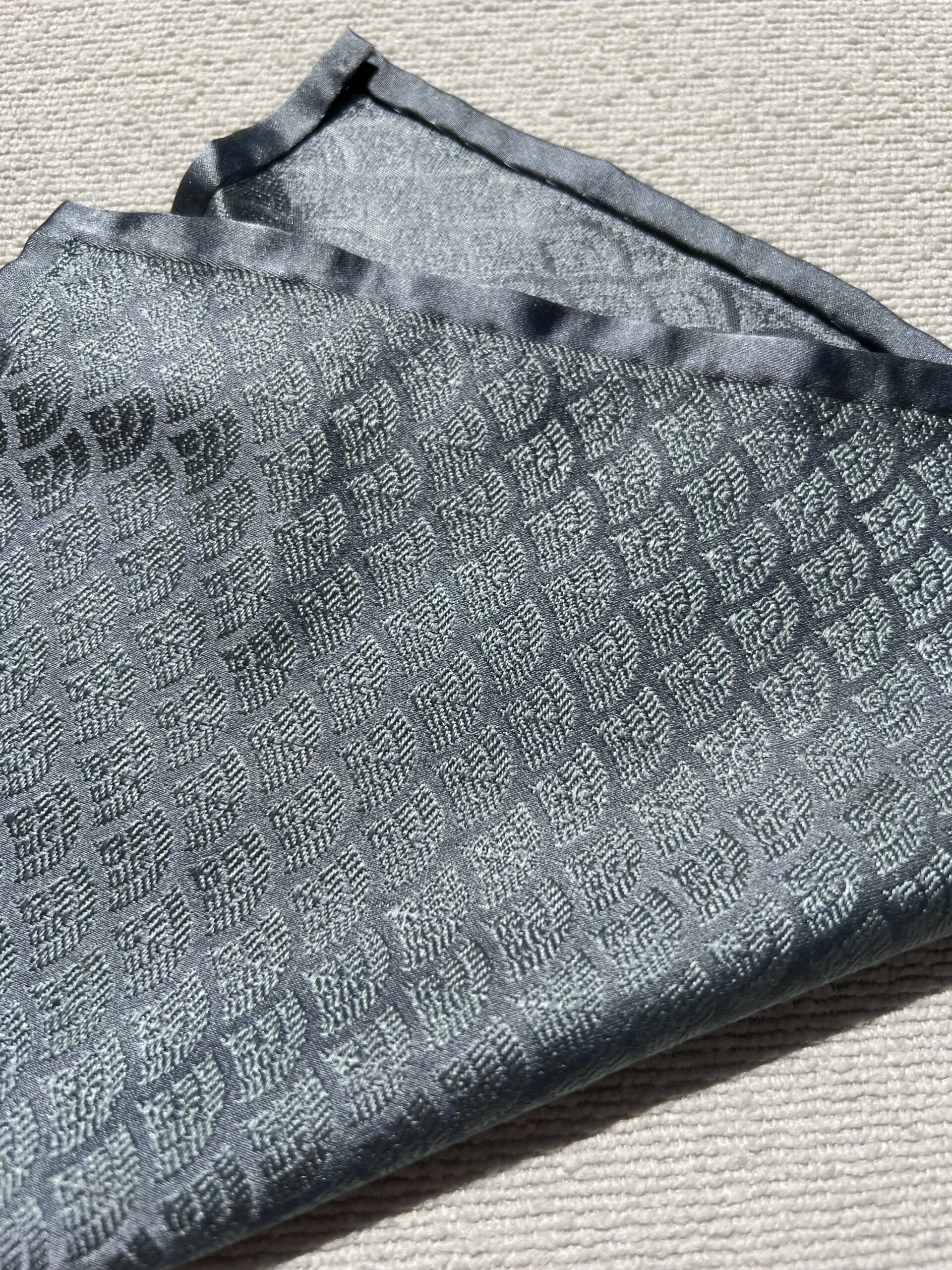 Carré de poche précieux Tohora 26 cm en soie de mûrier gris étain aux reflets argentés avec motifs d'éventails géométriques tissés main