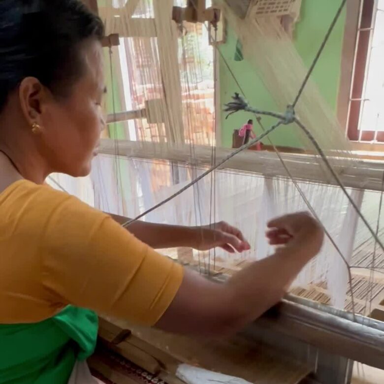 Tisserande de Soie Muga dans la région d'Assam