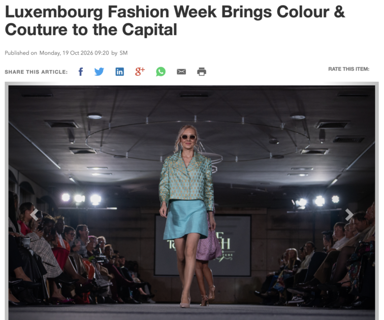 Défilé collection SEALIAH par Tohora Luxembourg : ensemble veste et jupe en pure soie Benares tissée main porté par la mannequin Tania avec des lunettes de soleil.